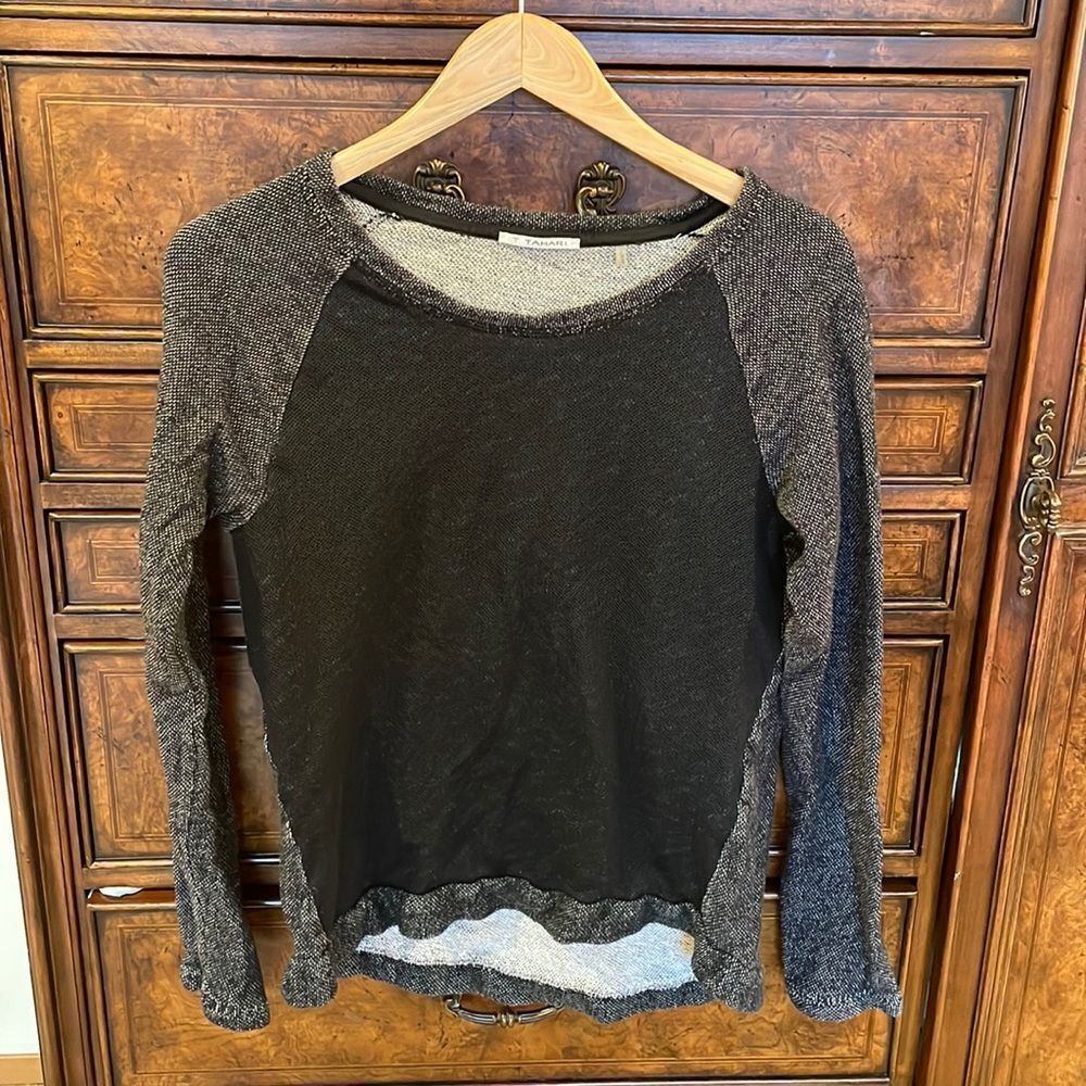 𝅺T Tahari black and grey woman’s long sleeve sweater